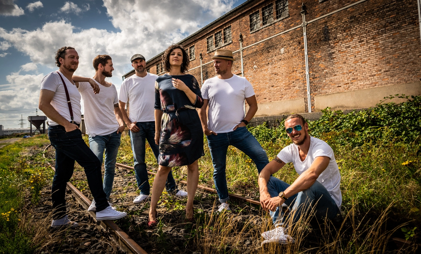 Smooth Operators – legeres Outdoor-Foto am Bahnhof