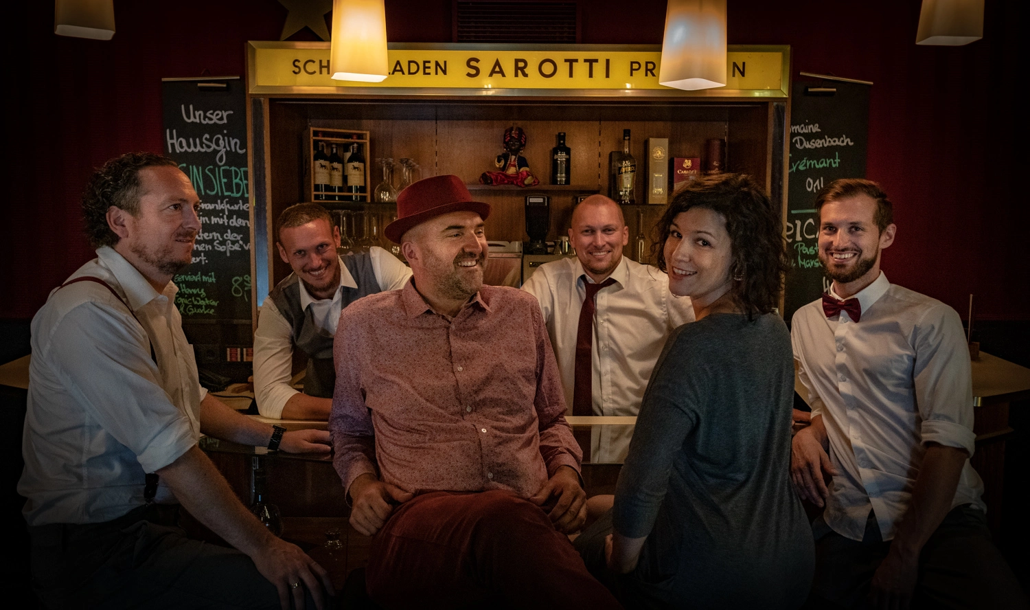 Smooth Operators – stilvolles Gruppenfoto an der Bar