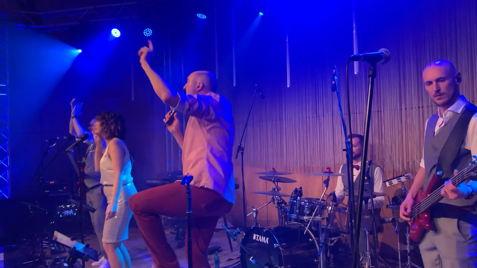 Smooth Operators – volle Tanzfläche bei einer Abendveranstaltung